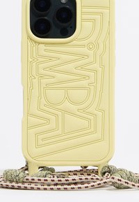 Funda de teléfono amarilla con un diseño texturizado que presenta patrones angulares. Incluye una correa trenzada en crema y verde con acentos en marrón.
