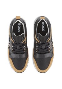 Pantofi sport cu un superior din material textil negru, accente din suede bej, branduiri albe și o talpă albă în contrast. Dispune de șireturi și o tabulatură în spate.