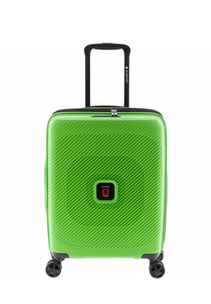 Heldere groene harde koffer met diagonale gestructureerde lijnen, zwart uitschuifbaar handvat, vier zwarte wielen en een centraal geplaatste logoplaat.