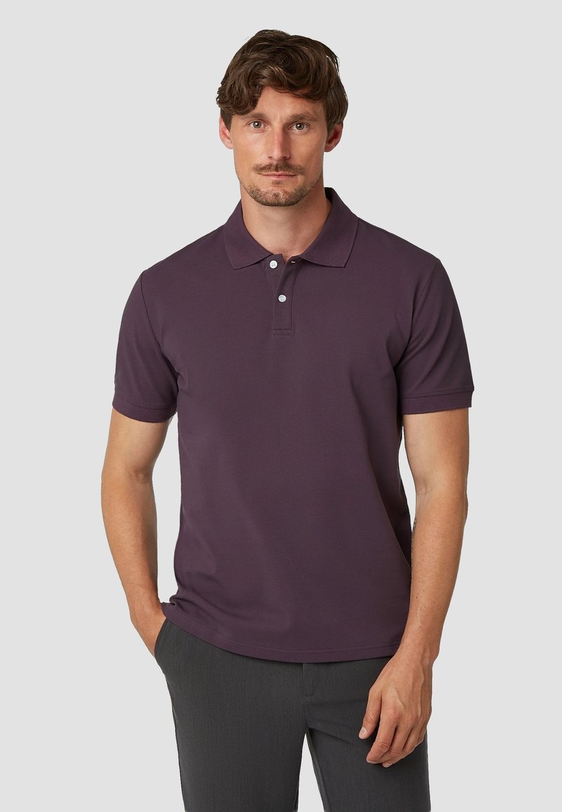 Paars poloshirt met korte mouwen, drieknopenlijst, zachte textuur en een klassieke pasvorm, gecombineerd met donkergrijze broek.