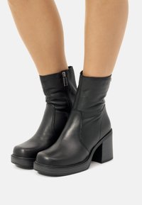 mtng Tronchetti - black