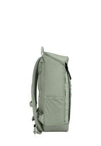 Mochila verde con un diseño estructurado, material de tela, cierre con cremallera, bolsillo de malla en el lateral y correas acolchadas para mayor comodidad.