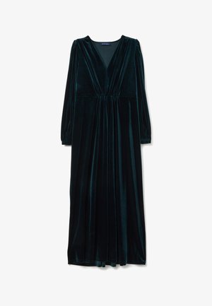 Lungo abito di velluto verde smeraldo con scollatura a V profonda, vita arricciata e maniche lunghe, caratterizzato da una texture morbida e liscia e una silhouette fluida.