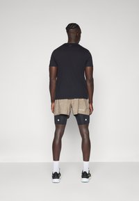ASICS FUJITRAIL ALL OVER PRINT SHORT MEN - Pantalón corto de deporte - pepper