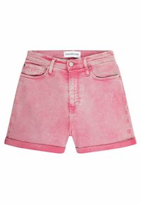 Shorts de mezclilla rosa con un ligero desteñido, con bajos doblados, bolsillos frontales y una cinturilla con marca. Acabados en tono dorado.