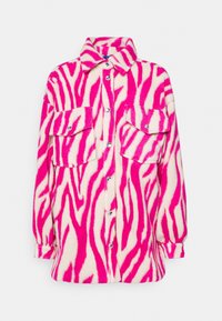 Ett rosa och vitt zebratofs-mönstrat oversize skjortjacka i mjukt tyg. Har en krage, två fickor fram och knäppning med knappar.