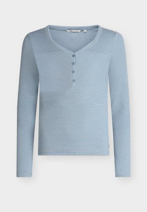 Chemise henley à manches longues rayée horizontale bleu et blanc avec quatre boutons et un col en V arrondi.