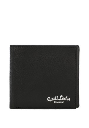 Crni teksturirani kožni preklopni novčanik s utisnutim logotipom "Gusti Leder studio" u bijeloj boji u donjem desnom kutu.