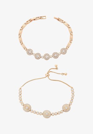 Twee gouden armbanden met ronde diamanten clusters; de ene armband heeft gekoppelde staven en de andere heeft een verstelbare kettingsluiting.