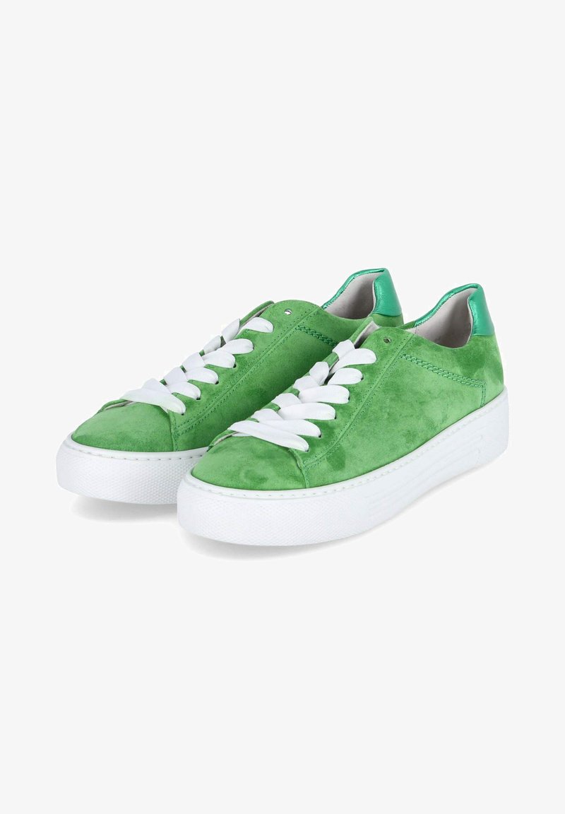 Grüne Wildledersneaker mit weißen Schnürsenkeln, einem strukturierten Obermaterial und einer weißen Gummisohle. Verfügt über einen dezenten Glanz und kontrastierende grüne Akzente.