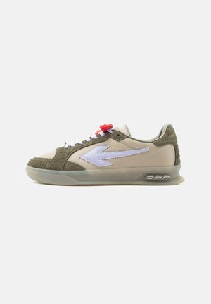 Lavtopet sneaker med beige og olivengrønne ruskindspaneler, hvid pil-logo på siden, hvide snørebånd, rød snørelås og gennemsigtig sål med teksten "OFF".