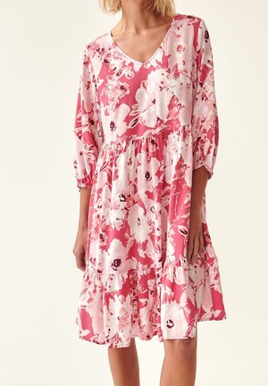 Rosa Blumenkleid mit V-Ausschnitt, langen Ballonärmeln, geraffter Taille und gestuftem Rock. Mit großen weißen und burgunderfarbenen Blüten auf weichem Stoff.