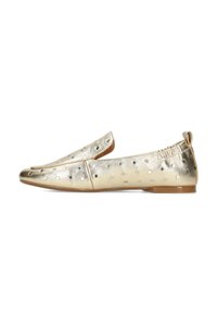 Złote metaliczne loafersy z okrągłymi wycięciami, płaską podeszwą i elastycznym tyłem dla większej elastyczności. Gładka tekstura i prosty design.