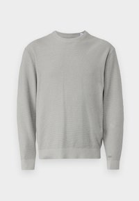 Lichtgrijze lange mouwen gebreide trui met ronde hals en ribgebreide manchetten en zoom, weergegeven tegen een effen witte achtergrond.