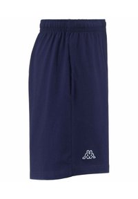 Pantaloni corti in cotone blu navy con vita elastica, design fino al ginocchio e logo Kappa ricamato in bianco sul lato sinistro in basso.