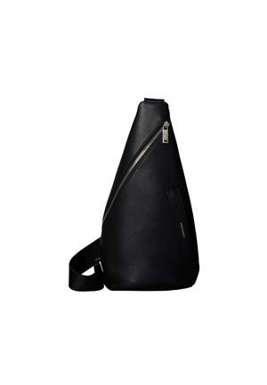 Sac à dos à bandoulière en cuir noir avec fermeture éclair diagonale argentée et sangle réglable, design minimaliste et texture lisse.