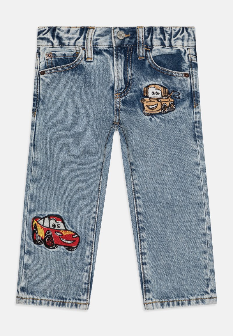 Jeans de ganga em azul claro com dois desenhos de carros de cartoon bordados na frente. Apresenta bolsos standard e um fecho de botão na cintura.