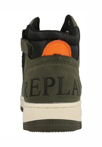 Groene synthetische sneaker met een zwarte textiele kraag, oranje accent, in reliëf aangebracht "REPLAY" logo en een witte rubberen zool met een gestructureerde grip.