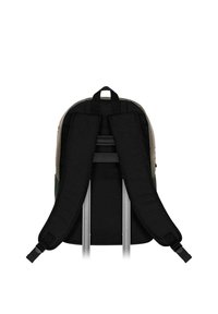Mochila negra con correas ajustables y un panel trasero sólido y texturizado. Cuenta con un mango superior acolchado y costuras reforzadas.