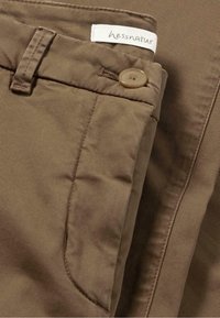 hessnatur REGULAR - Chino - camel