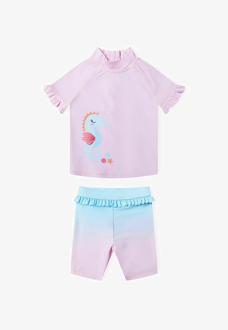 Korte mouwen roze top met ruffle-accenten en een zeepaardontwerp. Bijpassende blauwe gradient short met een gerimpelde tailleband.