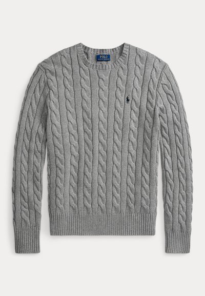 Maglione grigio a maniche lunghe in maglia a trecce, collo rotondo e piccolo logo ricamato scuro sul petto sinistro.