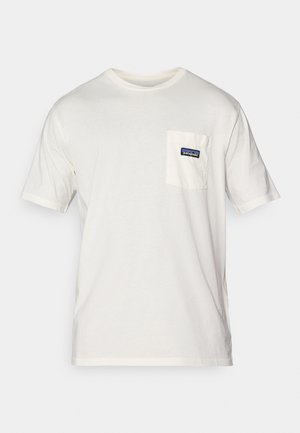 Biała bawełniana koszulka z okrągłym dekoltem, krótkimi rękawami oraz kieszonką na lewej piersi z niebiesko-czarnym logo Patagonia.