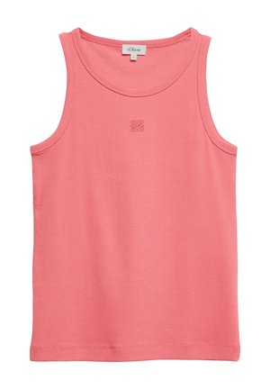 Różowy prążkowany tank top bez rękawów z okrągłym dekoltem i małym ozdobnym haftowanym logo na środku klatki piersiowej.