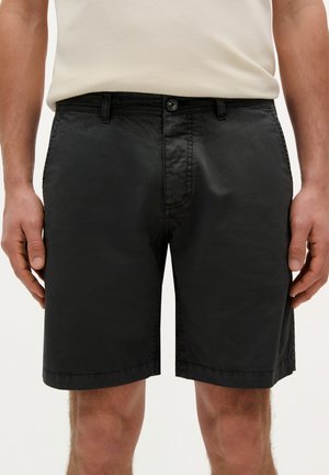 Shorts negri realizati dintr-un material usor, cu inchidere prin buton si detalii cusute. Lungime pana la genunchi, cu o textura neteda si fara modele vizibile.