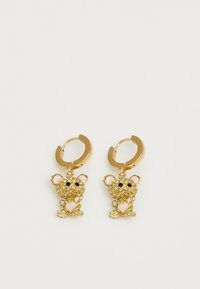 Orecchini a cerchio dorati con pendenti a forma di orso, decorati con strass gialli, occhi neri e accenti a forma di cuore rosa. Texture metallica liscia.