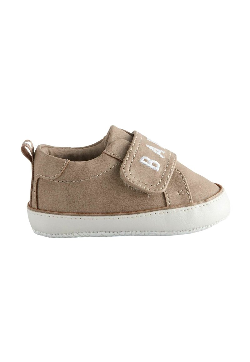 Beige lasten kengät, joissa on nubuck-pintakuvio, valkoinen kumipohja ja tarranauha, jossa on valkoisella kirjailtuna "BABY".