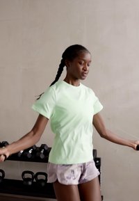 adidas Performance DESIGNED - T-shirt till träning - semi green spark