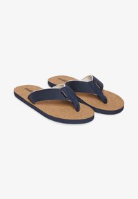 Granatowe klapki z korkową wkładką, materiałowymi paskami i gumową podeszwą. Posiadają plecioną teksturę na paskach oraz metkę z logo.