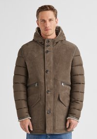 Braune Kapuzenjacke aus einer Mischung aus Wildleder und Pufferstoff, mit geknöpftem Vorderteil, Reißverschlusstaschen und einem mit Fleece gefütterten Kragen.