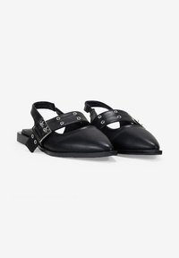 Scarpe slingback nere in pelle con punta affusolata, dotate di cinghie incrociate e dettagli in metallo argentato rotondi. Design con suola piatta.