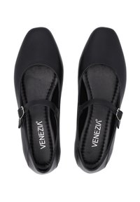 Černé kožené boty Mary Jane se čtveratou špičkou, úzkým páskem a detailem s přezkou. Hladký povrch a polstrovaná stélka pro pohodlí.