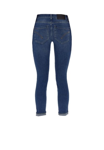 Jean skinny en denim bleu foncé. Les caractéristiques comprennent une taille haute, des poches arrière zippées et une couture subtile. Texture lisse avec un léger extensible.
