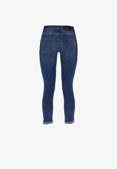 Jean skinny en denim bleu foncé. Les caractéristiques comprennent une taille haute, des poches arrière zippées et une couture subtile. Texture lisse avec un léger extensible.