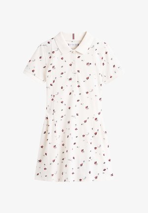 Robe polo blanche à manches courtes avec un petit imprimé floral rouge et noir, et patte de boutonnage à trois boutons.