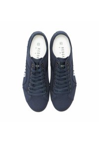Sneaker in tela navy con punte rotonde, lacci a sei fori e logo in rilievo. Caratterizzati da una suola in gomma e stampa testuale laterale.