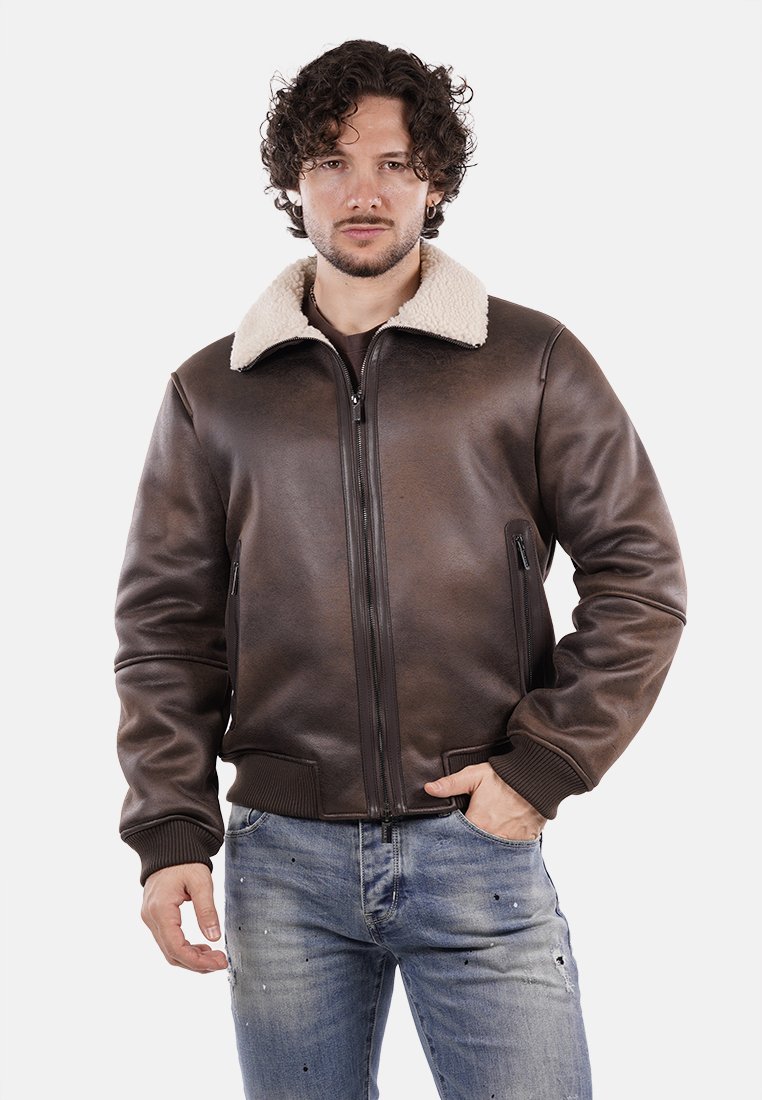 Giubbotto bomber in pelle marrone con colletto in ecopelliccia crema, chiusura con zip e polsini a coste. Presenta tasche laterali e una finitura liscia.