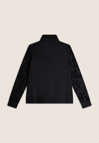 Maglione nero con colletto alto, maniche lunghe caratterizzate da un motivo astratto tonale e polsini elasticizzati all'orlo. Texture liscia.