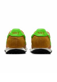 Nike tenisice od smešane kože u smešnoj smešnoj smešnoj smešnoj boji s neonsko zelenim naglascima i oznakama. Imaju jedinstven dizajn s belim srednjim đonom i crnim gumiranim đonom.