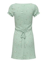 Robe vert clair à manches courtes avec un petit imprimé floral blanc, manches froncées et ceinture à nouer à la taille, vue de dos.