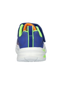 Scarpa sportiva blu con dettagli in verde neon e arancione, tomaia testurizzata, suola bianca e cinturino regolabile. Progettata per comfort e supporto.