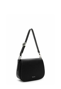 Schwarze Leder-Crossbody-Tasche mit strukturiertem Finish, geschwungener Form, verstellbarem Riemen und silbernem Zubehör. Verfügt über ein dezentes Logodesign.