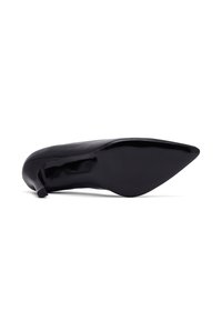 Zapato de tacón alto de cuero negro con punta afilada y tacón delgado. Textura suave con un acabado brillante en la suela.