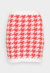 Saia de malha com padrão pied-de-poule em vermelho e branco. Apresenta uma textura suave com uma cintura canelada branca. Design simples e justo.