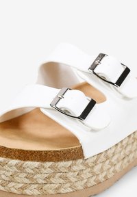 Sandali platform bianchi con due cinghie a fibbia, finitura lucida e suola rivestita in juta testurizzata. Soletta imbottita marrone.