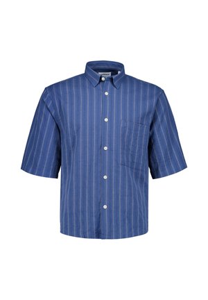 Blauw overhemd met korte mouwen, knoopsluiting en dunne verticale witte strepen, met een enkele borstzak op een witte achtergrond.